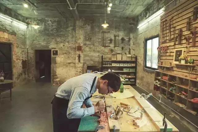 放弃世界顶尖银行工作,他回村当木匠,在废墟上盖出了爆美小院!