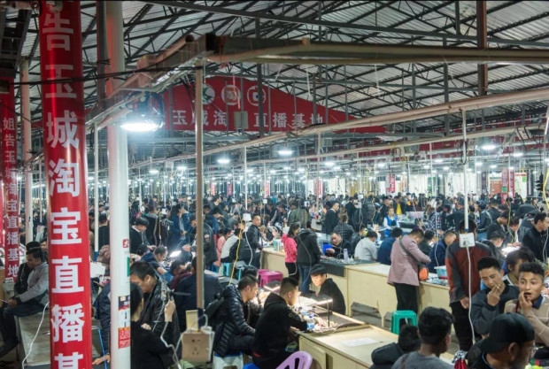 在缅甸做翡翠生意的网红,从小马仔到亿万富豪