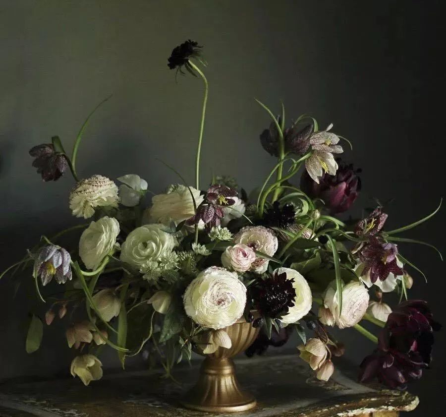 鲜花店日常换水整理花材,花要不要经常换水