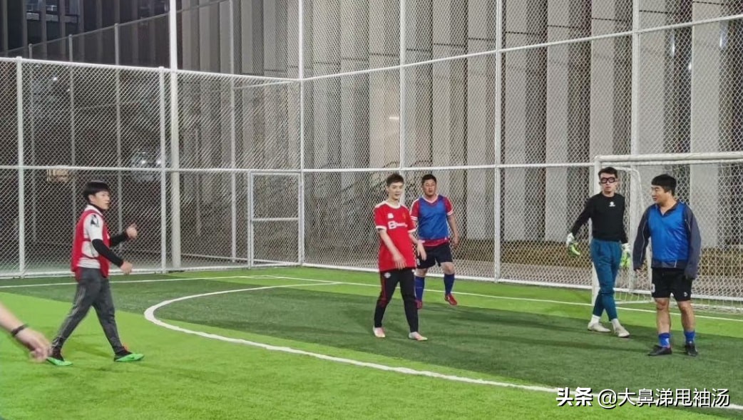 鹿晗踢足球帅气十足,鹿晗踢足球发型