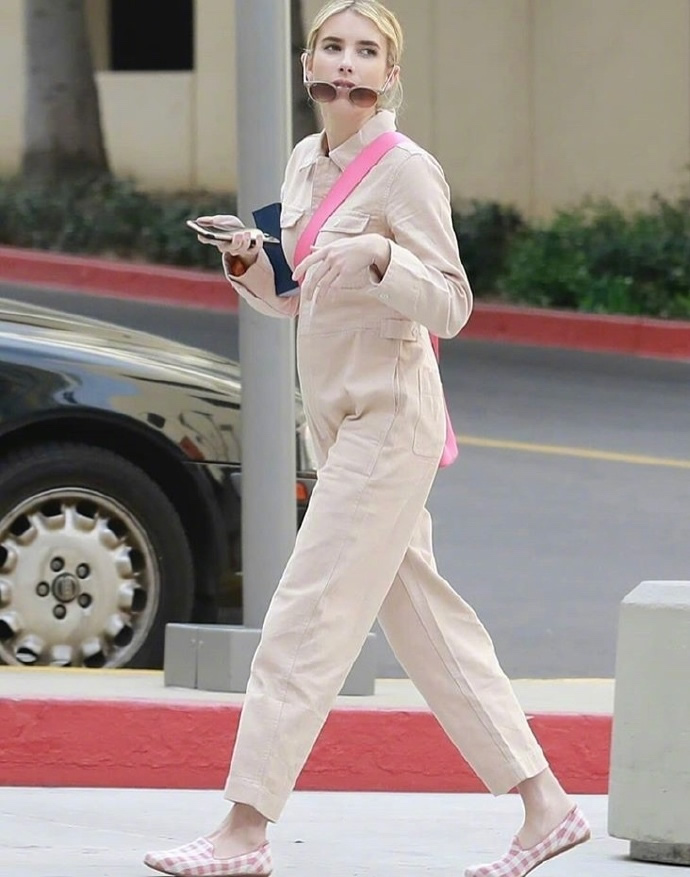 艾玛罗伯茨穿搭 (艾玛罗伯茨白色背带裤)