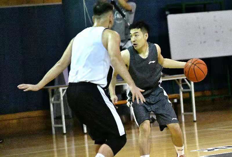 青岛男篮vs辽篮张祖铭,王洪张祖铭