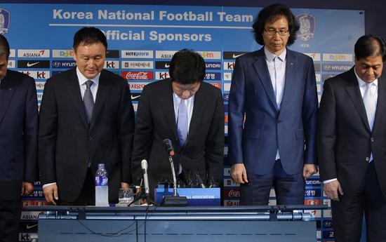 韩国足坛黑幕：逼亲兄弟自杀！造02世界杯黑幕！足球背后那只手