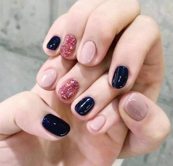 万能的亮片美甲不仅让你的指尖更出众,还会让你拥有好心情哦!