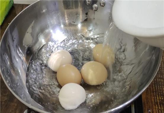 煮鸡蛋这样做鸡蛋软嫩鲜香好剥壳,白水煮鸡蛋怎么煮好剥壳
