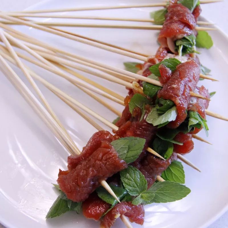 在家自制烧烤邻居家小孩都馋哭了,自己做辣条隔壁小孩都馋哭了