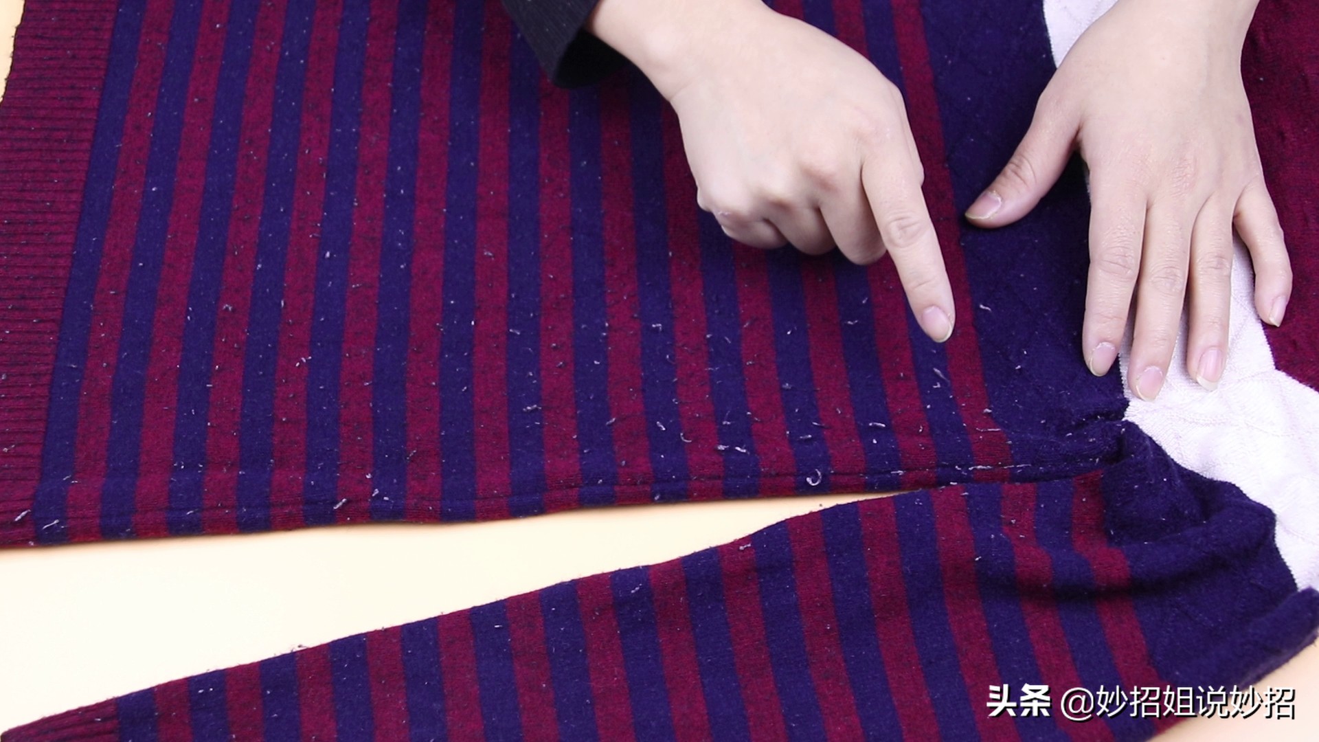 衣服起球了有剃毛球工具吗,毛衣起球不用慌一把梳子轻松搞定