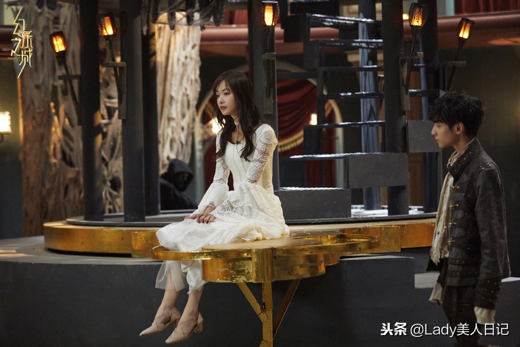 吴谨严的皮草夹克忒帅气了！全身黑显身材，但这蓝色针织帽好萌啊