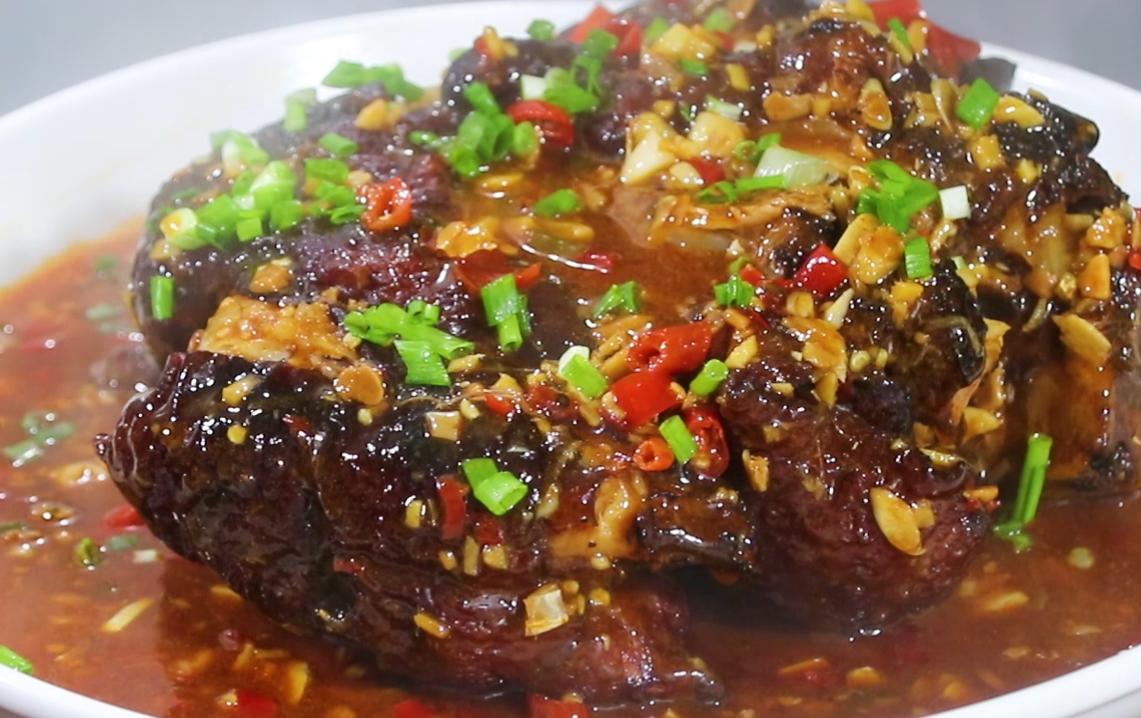 把整只猪脚往锅里一扔，做法和诀窍都告诉你，出锅馋得流口水