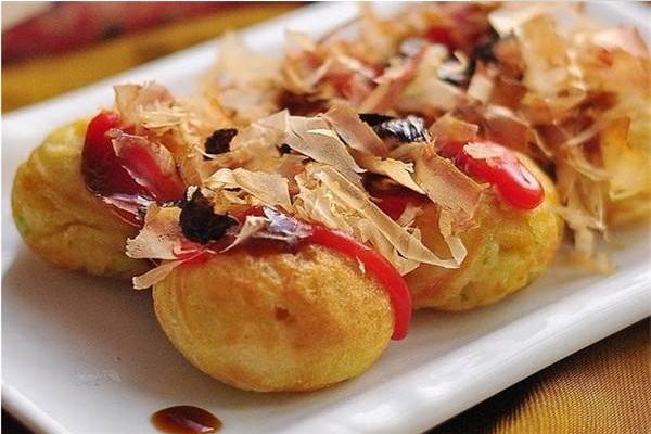 街头风味小吃；美味可口的章鱼小丸子，一口一个