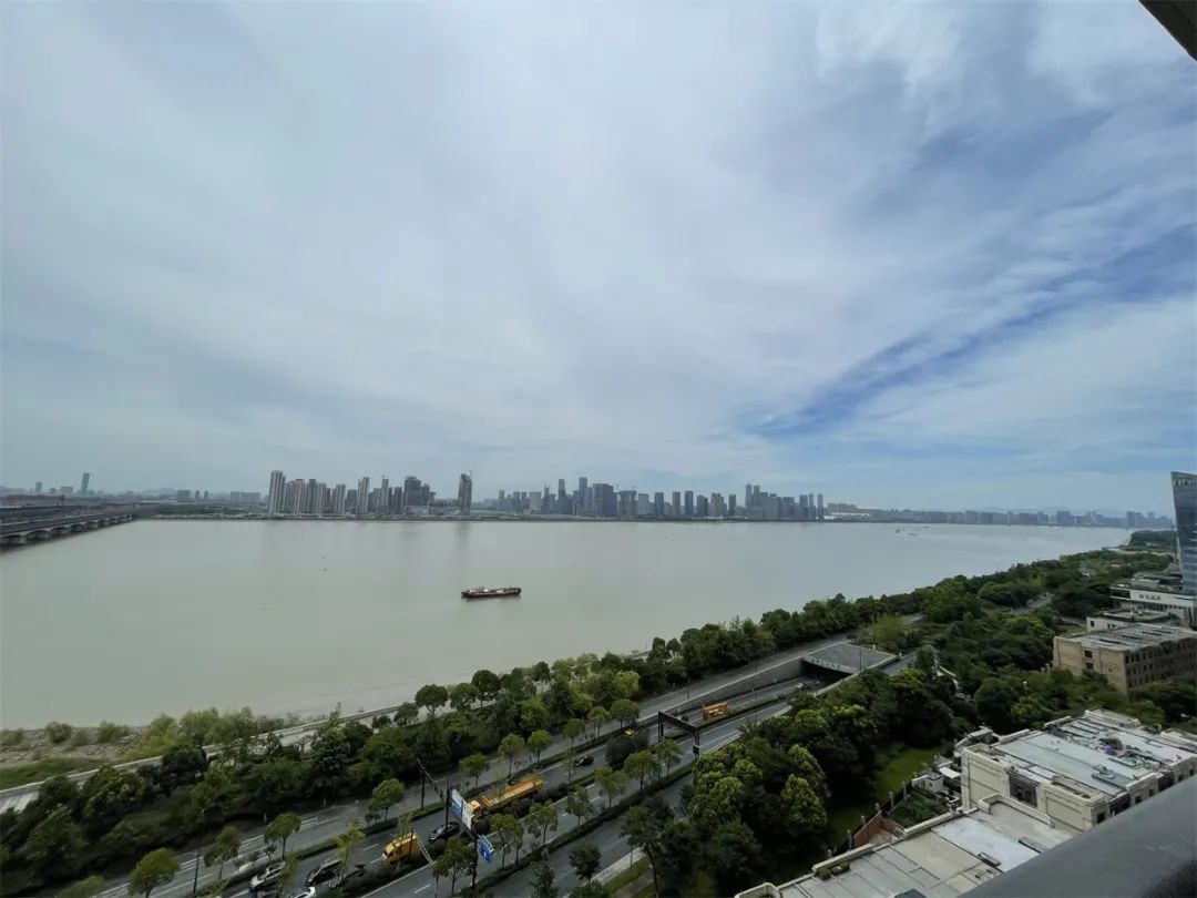 一线江景法拍房,一家老小都出动