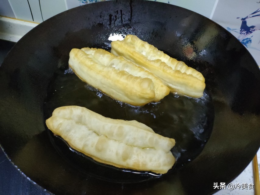 怎样才能炸出又酥又脆的油条,早餐店油条秘制配方记住2个诀窍