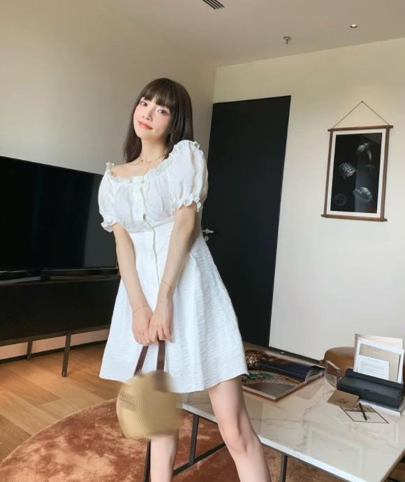 李小璐浴室晒自拍，羊毛卷发型越来越“玉女”，难怪不想复合