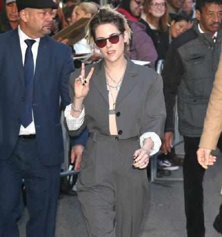 31岁暮光女罕见穿华丽裙装 (暮光蓝小西装搭配)