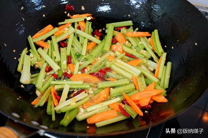 如何炒木耳才不会爆炸,炒木耳的时候怎么会爆