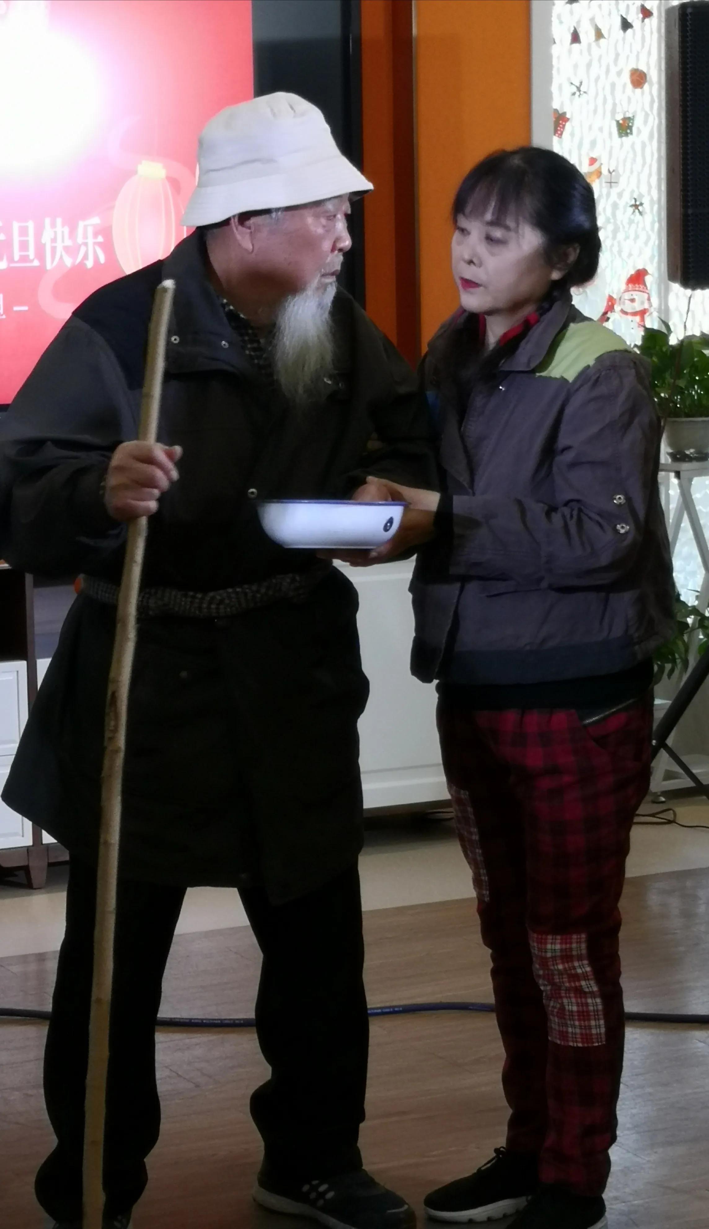 郑州怡丰新都汇社区德艺双馨艺术团大爱无疆做公益演出众人称赞。