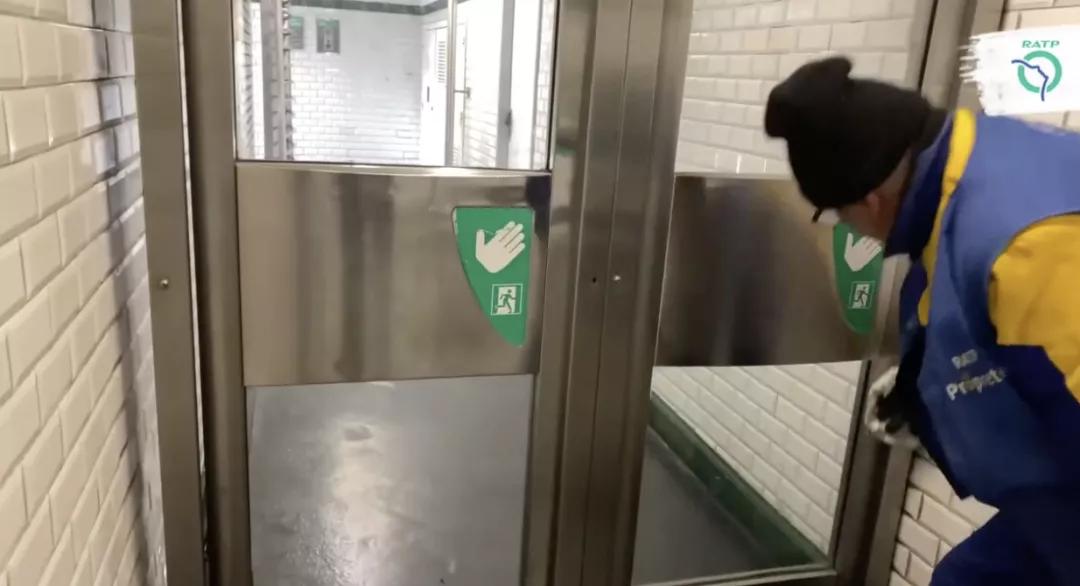 在贴满了一百万张贴纸之后,我快不认识巴黎地铁了…