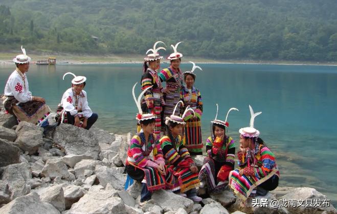 白马民族服装,白衣人服饰