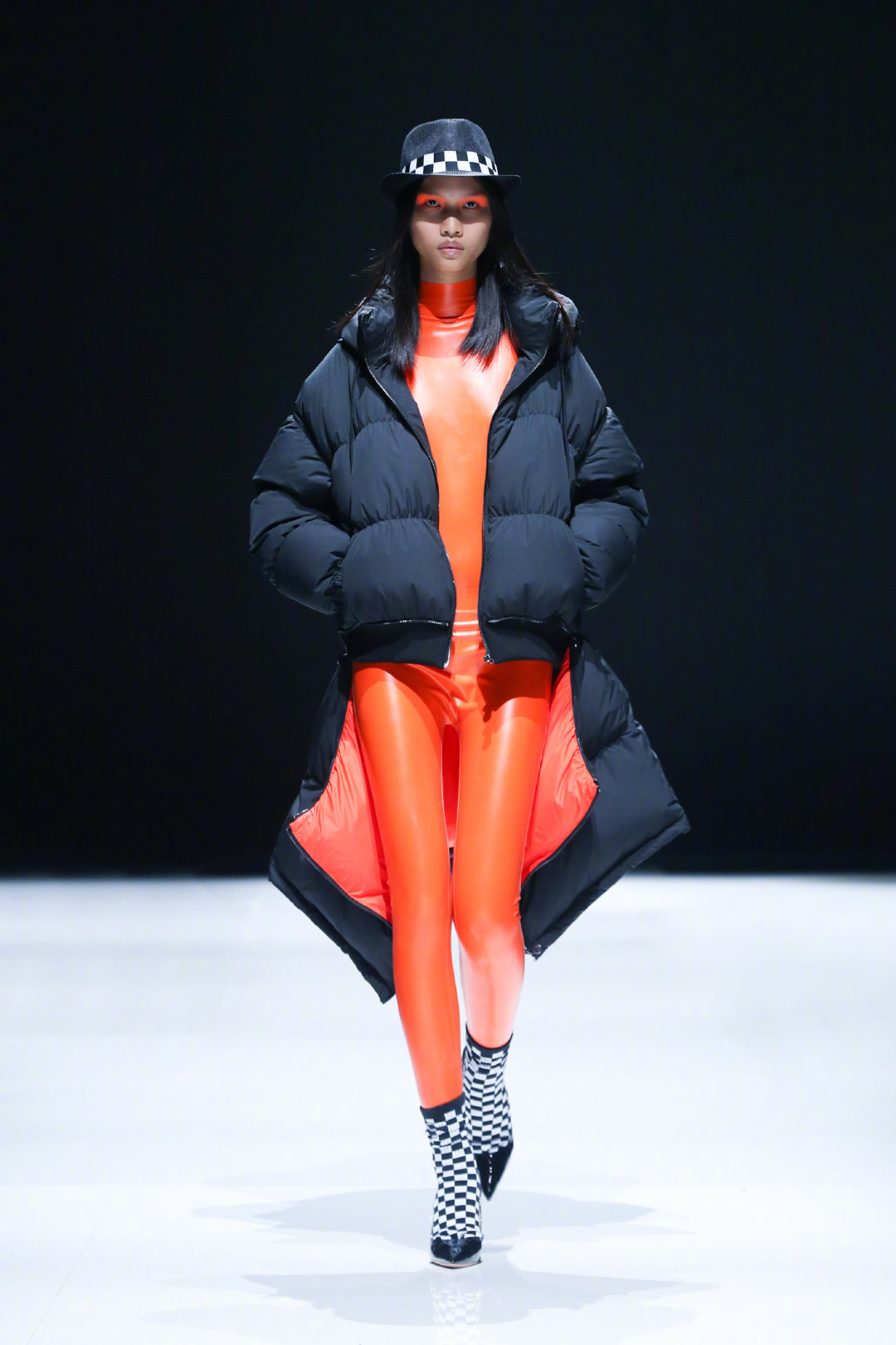 国牌开挂！高缇耶X波司登，万众瞩目联名大秀