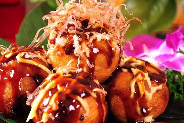 街头风味小吃；美味可口的章鱼小丸子，一口一个