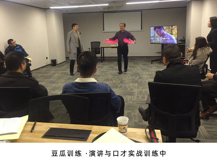 克服当众讲话紧张颤抖训练方法,如何克服当众讲话时紧张声音颤抖