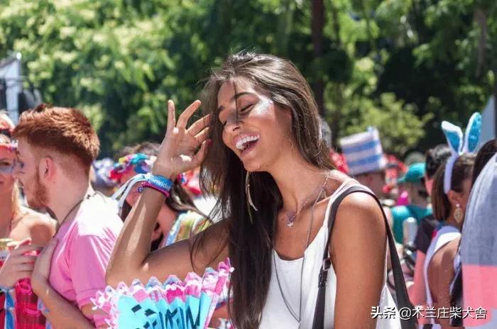 巴西狂欢节禁止使用水枪,巴西狂欢节到底有多么疯狂