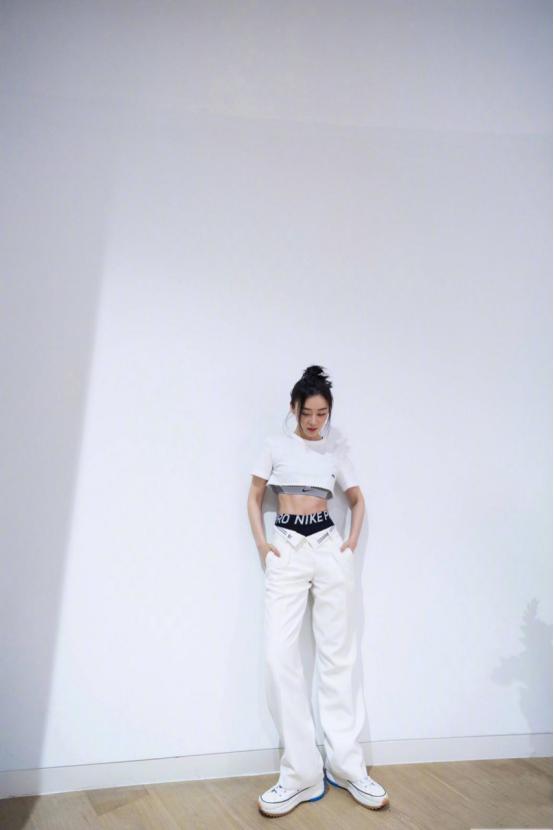 袁姗姗最近也太有元气了！白色短款上衣搭配运动裤，尽显优秀身材