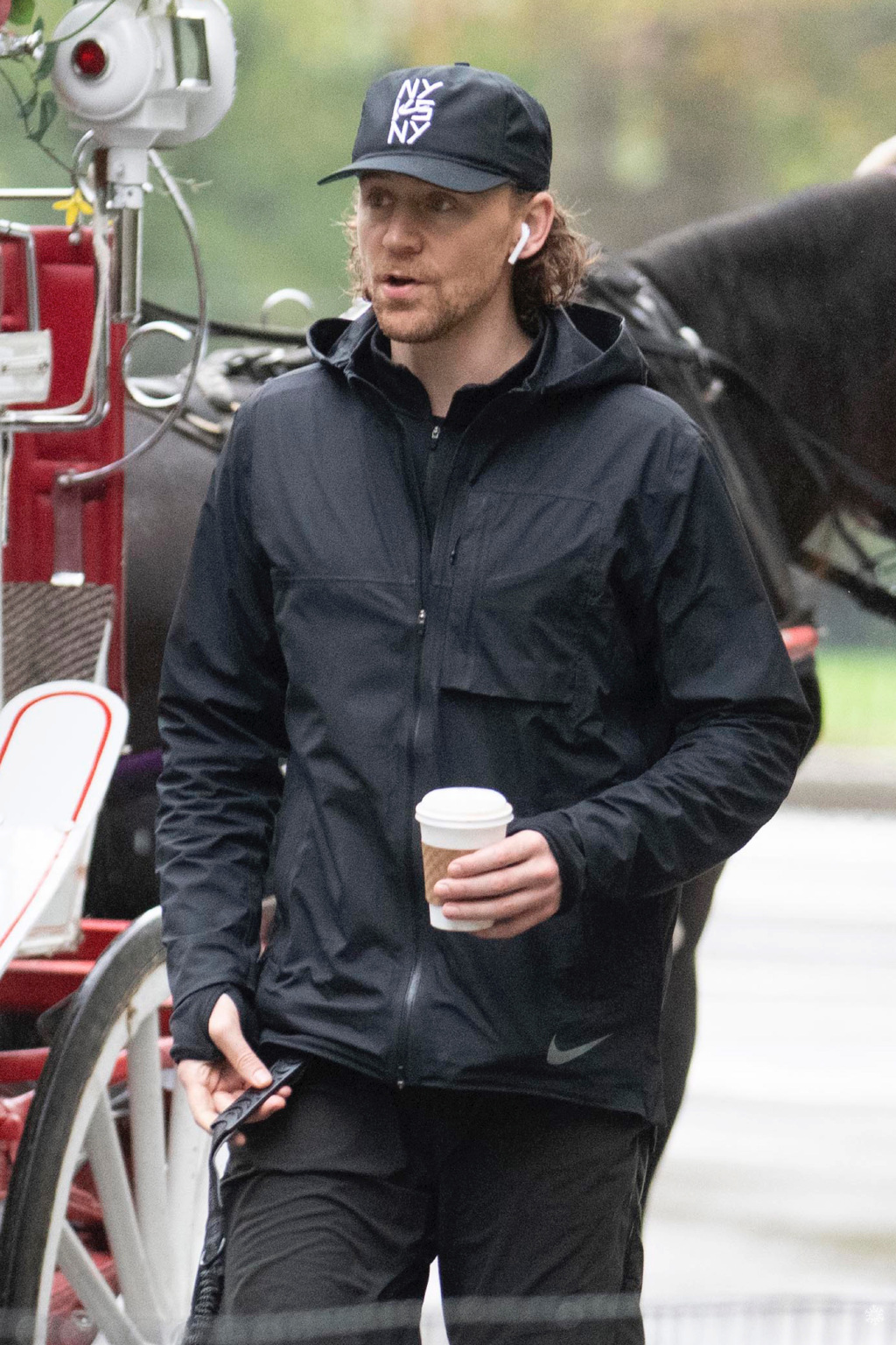 洛基出门遛狗,年轻洛基见到老年洛基