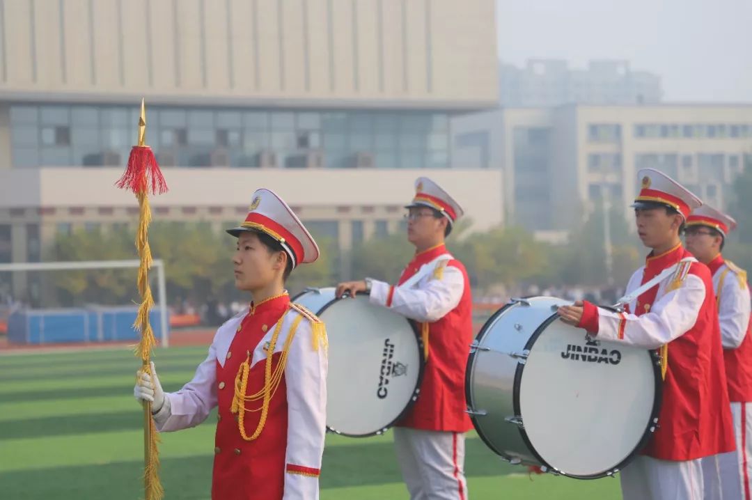 聊城一中运动会5000米,聊城一中运动会闭幕式班旗飞舞