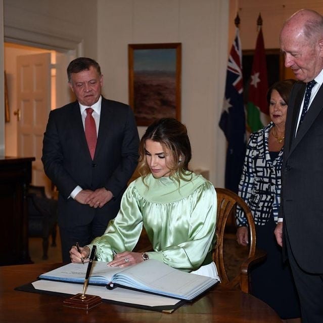 王室女性成员签名照：女王贵气，莱后最霸气，最优雅当属戴妃