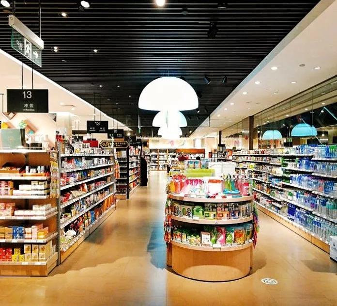 过年去超市囤货,过年没来得及买年货