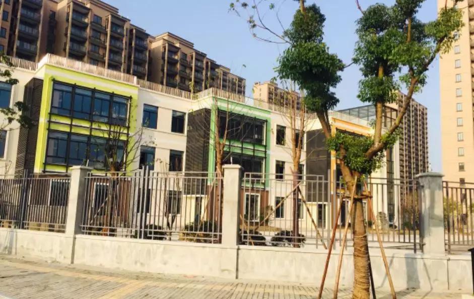 带屋顶的足球场,带屋顶的大型足球场