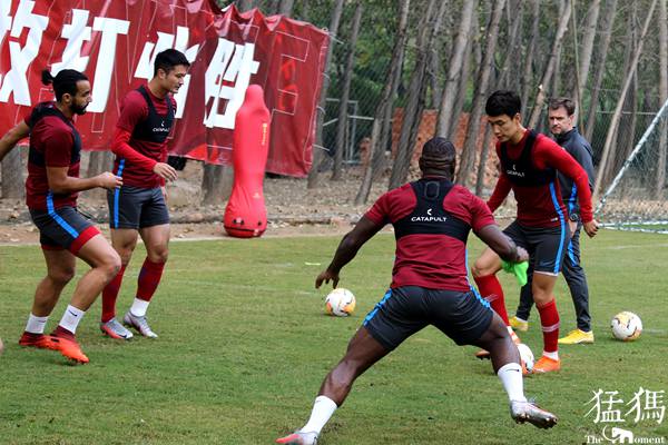 建业主帅哈维尔再给球员训话,建业主教练哈维尔翻译