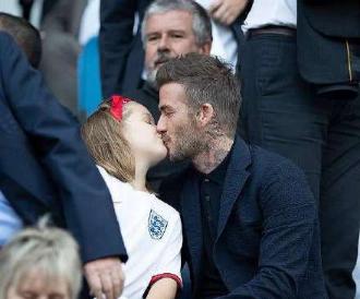 贝克汉姆维多利亚亲吻照,大卫贝克汉姆亲吻丽贝卡图片