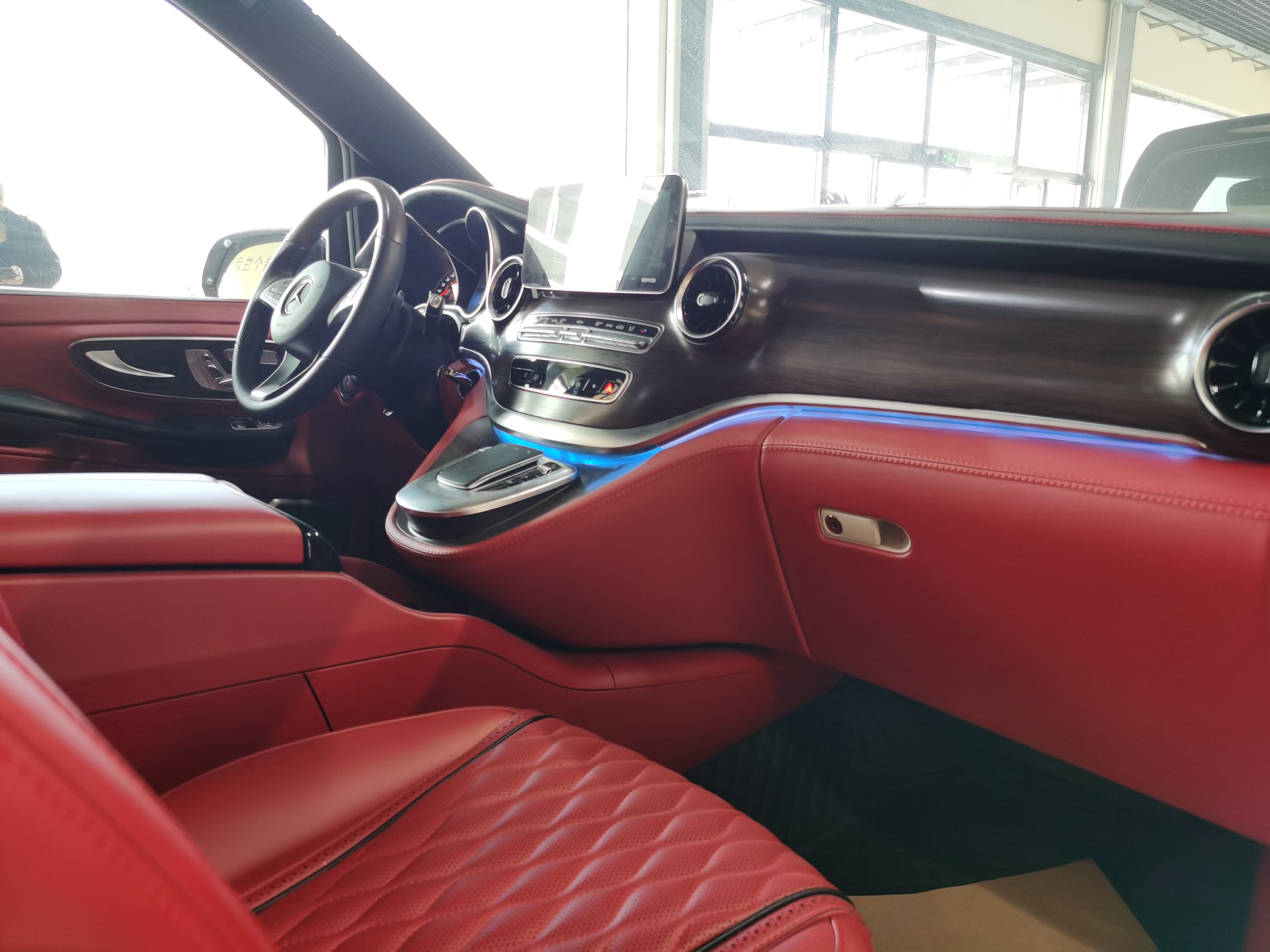 从简约到惊艳，奔驰V级商务车巅峰对决，同样的价格你会选谁？