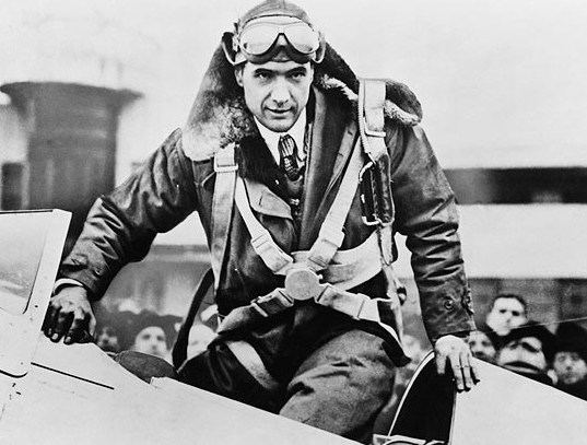 睡过数百女星，花56亿造废铁，死于强迫症：他是现实世界钢铁侠