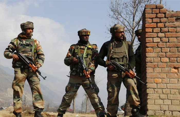 印军又被曝出丑闻，反恐战斗中拉平民当人肉盾牌，印军发言人默认