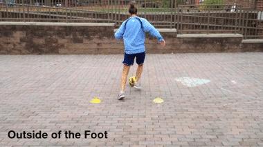 拿球怎么转身,踢球转身慢怎么训练