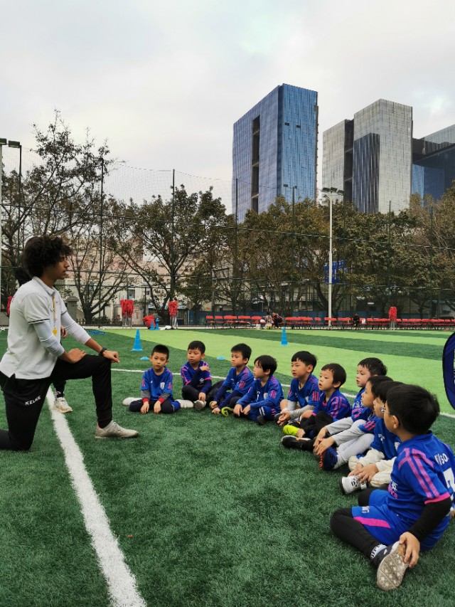 足球运动对少年儿童成长的好处,足球运动对幼儿身心发展的益处