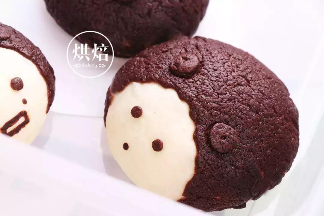 像这样把饼干皮覆在面包上就能烤出一大波孩子都爱的刺猬面包~