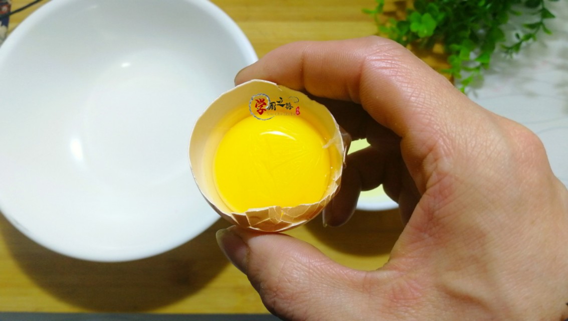 蛋炒饭黏糊成团易沾锅？看10年炒饭摊主如何操作，松散干香有诀窍