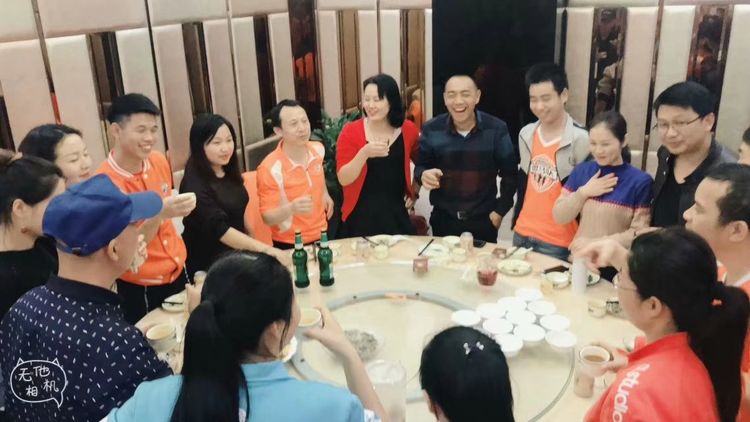 相逢是歌相聚是缘你我同行下句,相逢是缘相聚是情诗