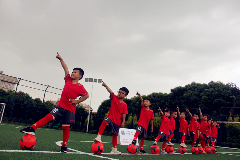 以球健体悦动童趣：昆明枫林盛景幼儿园的足球之路