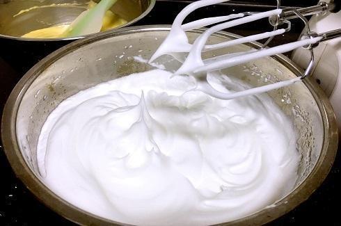 家里没有打蛋器怎样快速打发鸡蛋,家里没有搅拌器如何快速打蛋清