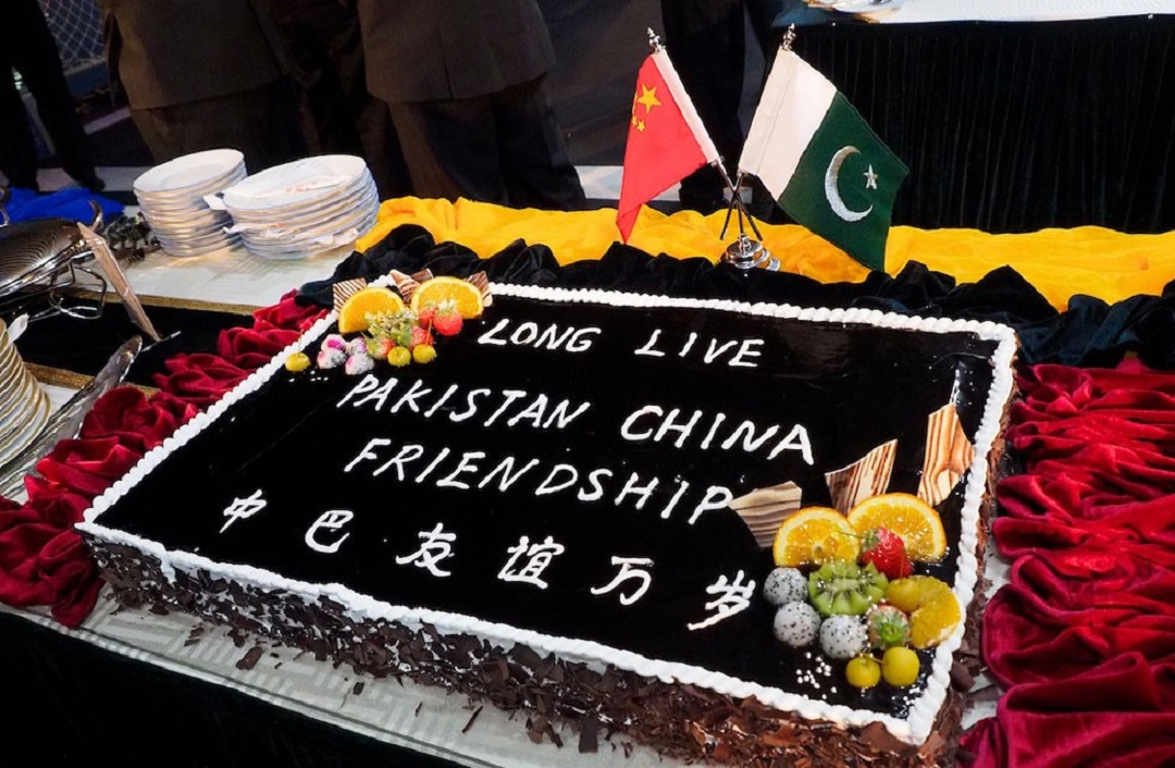 国界线两国士兵互相交流,世界上最奇葩的10条国境线