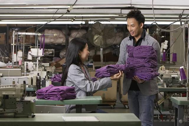 服装厂缝纫工月薪8千,服装厂打工妹工资