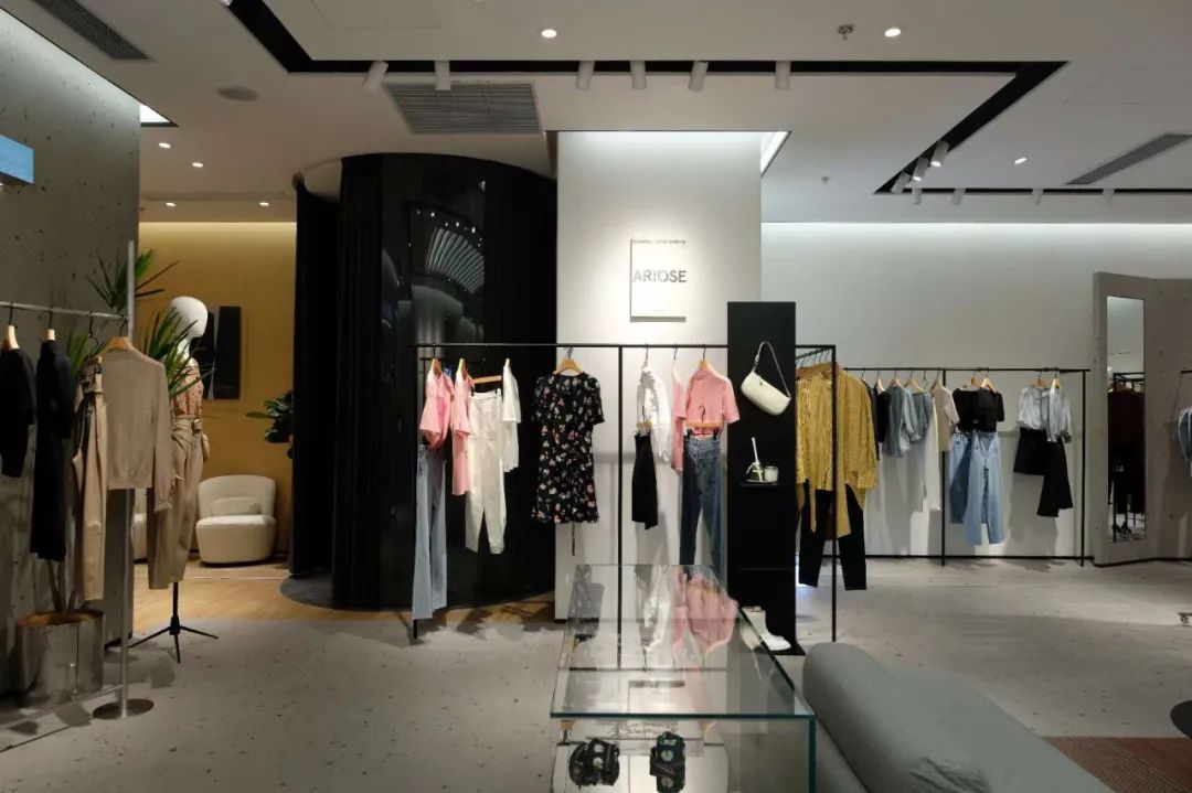 谁说服装店不行了？这个低调的女装却悄悄地开了1200多家店