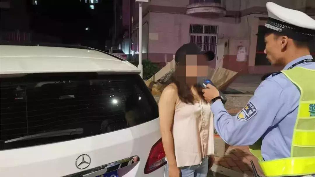 广东茂名一宝马女司机被打,女子连打10小时麻将后出事了