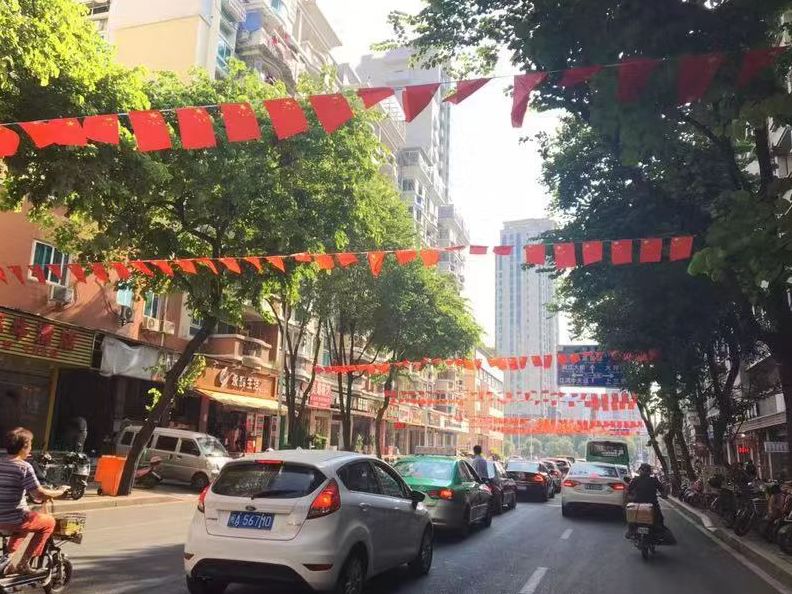 迎国庆街景,迎接国庆换上崭新的国旗