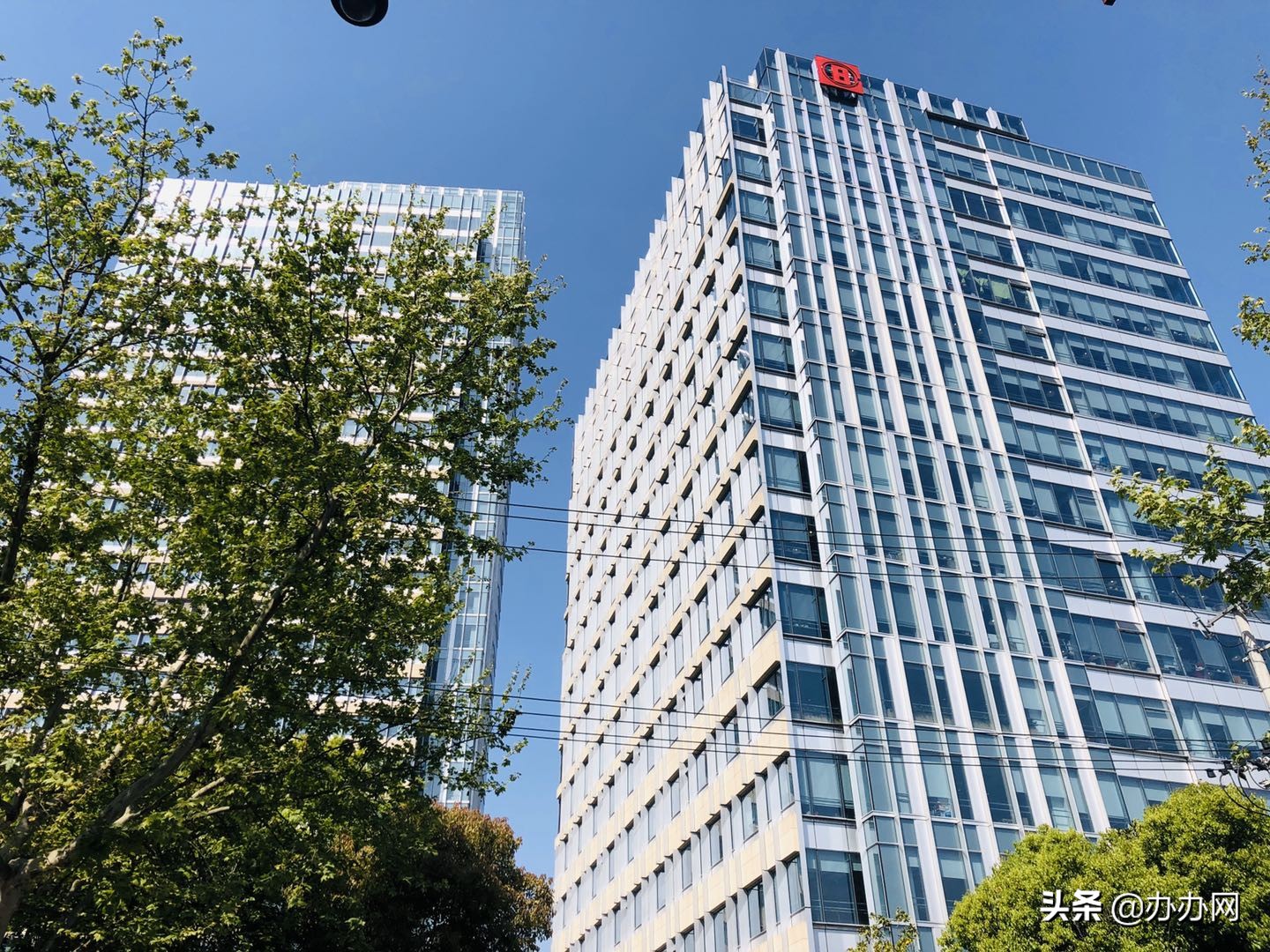 繁华都市与历史风烟并存坐着985路公交兜写字楼